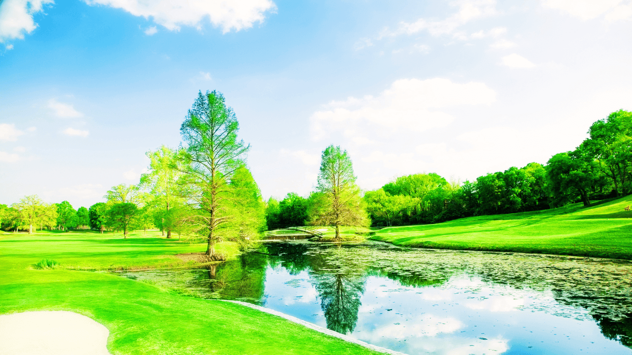 池があるゴルフ場