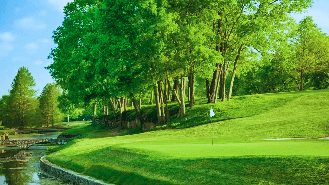 川沿いのゴルフ場